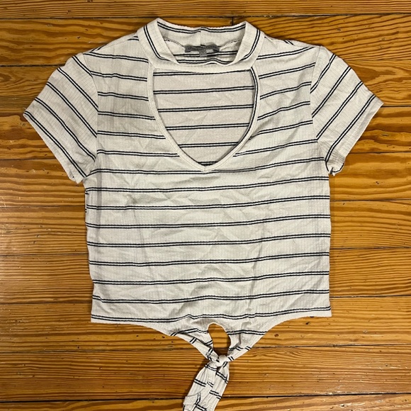 Striped Crop Top - Picture 2 of 3